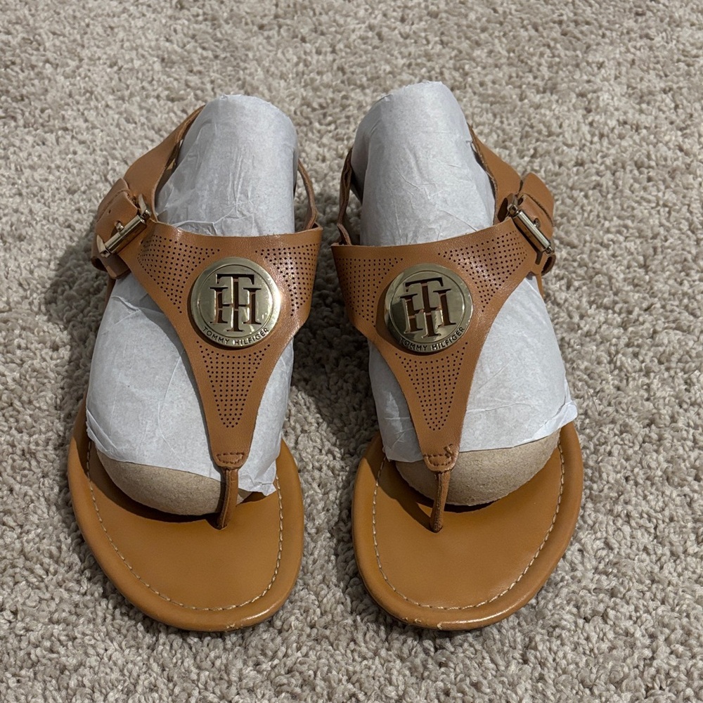 Tommy Hilfiger Women’s Thong Sandals Tan Gold Logo Size 7.5